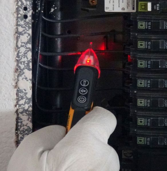 Picture of 50-1000V AC Single Range NCVT w/ Flashlight. CAT IV 1000V Rating