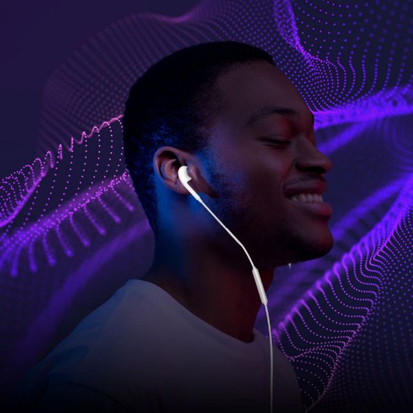 Picture of Mono In-Ear Wired Earphone with USB-C Connector. In-Line Microphone & Volume